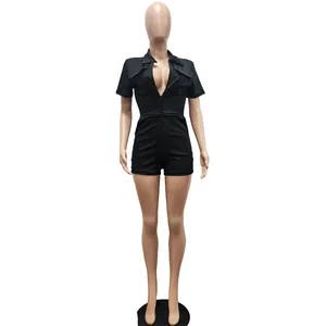 Vorderansicht eines sexy schwarzen kurzärmeligen Overalls mit Taschen auf Mannequin