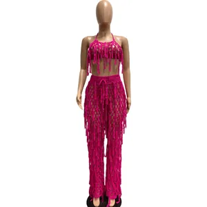 Vue complète détaillée d'un ensemble de plage sexy au crochet rose avec des franges