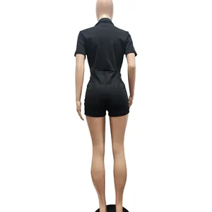 Detaillierte Rückansicht eines schwarzen kurzärmeligen einfarbigen Overalls für Damen