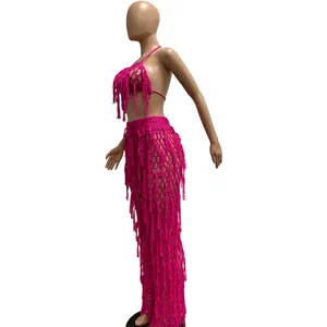 Vue de côté d'un ensemble de plage sexy en tricot rose à franges sur un mannequin