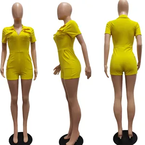 Dreiseitige Ansicht eines gelben kurzen Jumpsuits mit Klappentaschen vorne.