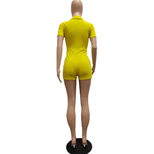 Rückansicht eines leuchtend gelben Kurzarm-Einteilers an einem Mannequin