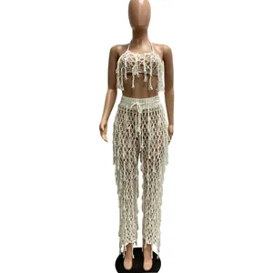 Vue d'ensemble de l'ensemble de plage en crochet fait main avec franges sur mannequin