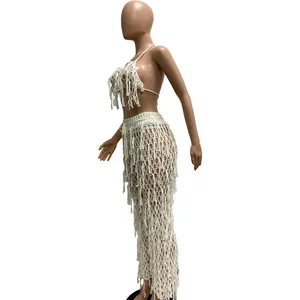 Vue latérale de l'ensemble de plage sexy en crochet blanc avec haut licou et jupe.