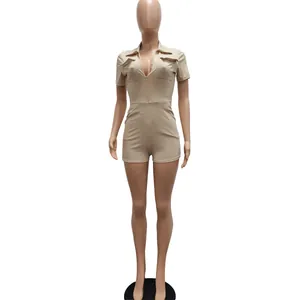 Khaki-Kurzarm-Jumper mit Frontreißverschluss und mehreren Taschen an Schaufensterpuppe.