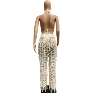 Vue arrière d'un ensemble de plage sexy en crochet blanc avec franges et maille ajourée