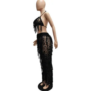 Détail d'un ensemble de plage deux pièces en crochet noir avec des franges.