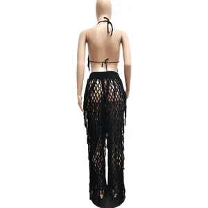 Vue arrière d'un ensemble de plage sexy au crochet noir avec détails de franges