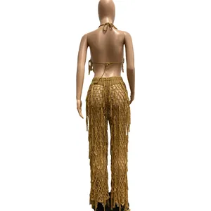 Vue arrière détaillée d'un ensemble de plage sexy en crochet avec franges et pantalon résille.