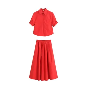 Vue détaillée de l'ensemble rouge deux pièces avec chemise à col et jupe plissée