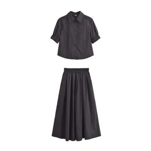 Ensemble deux pièces chic pour femme gris foncé avec chemise et jupe midi