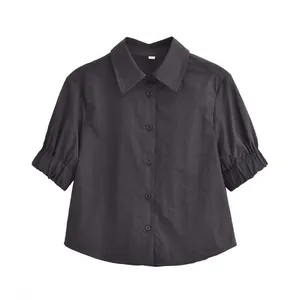 Détail d'un chemisier gris foncé pour femme à manches courtes avec col à revers boutonné.
