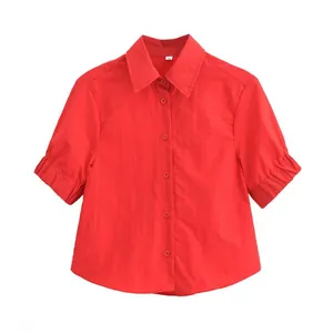 Gros plan d'une chemise rouge à manches courtes avec col classique et boutonnage devant.