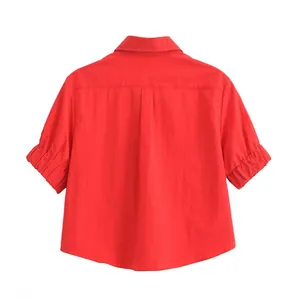 Vue arrière détaillée d'une chemise courte rouge vif à manches courtes pour femmes avec col