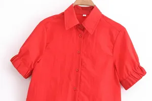 Gros plan d'une chemise à revers rouge vif avec une texture de tissu subtile et des boutons