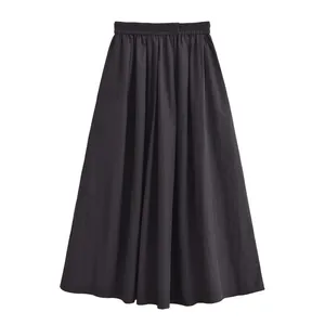 Vue détaillée d'une jupe midi plissée gris foncé avec une taille haute élastique