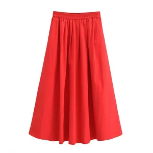 Vue détaillée de la jupe trapèze rouge vif avec une taille élastique confortable.
