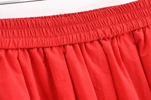 Détail en gros plan de la taille élastique d'une jupe rouge vibrante pour femmes en automne