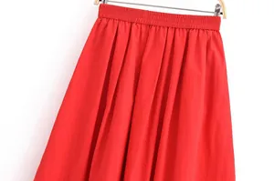 Gros plan sur une jupe plissée rouge vif avec taille élastique et texture de tissu fine