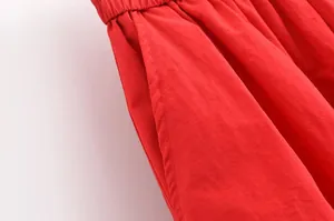 Vue détaillée de la jupe rouge tendance montrant la poche latérale et les coutures