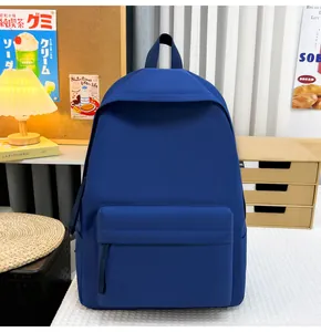 Minimalistischer dunkelblauer Schulrucksack mit großem Fassungsvermögen im Arbeitszimmer