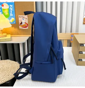 Seitenansicht eines dunkelblauen Freizeitrucksacks mit großem Fassungsvermögen
