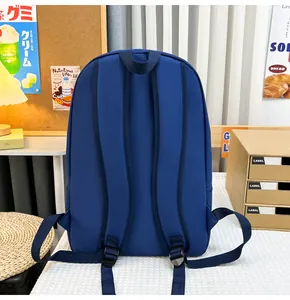 Rückansicht eines minimalistischen blauen Canvas-Rucksacks mit breiten Polstergurten