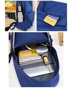 Detaillierte Innenansicht eines blauen minimalistischen Studentenrucksacks mit Stauraum