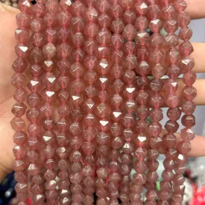 Detaillierte Makroaufnahme von facettierten Erdbeerquarz-Perlen für DIY-Schmuck.
