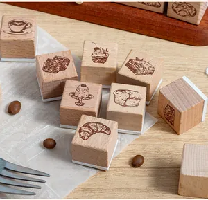 Nahaufnahme von Buchenholzstempeln mit Backmotiven für DIY-Tagebücher
