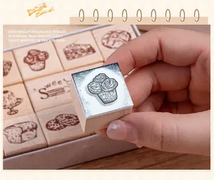 Nahaufnahme eines Holzstempels mit Bäckerei-Motiv und Cupcake-Design für Tagebücher