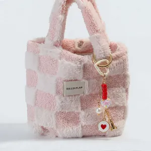Bolso de peluche a cuadros rosas y blancos con lindos dijes de corazón y avión