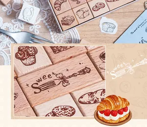 Detailansicht von Buchenholzstempeln mit Backmotiven und 'sweet' Schriftzug.