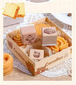 Detailansicht von Buchenholz-Stempeln mit Bäckerei-Motiven in einer Bärenbox.