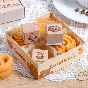 Künstlerisches Holzstempel-Set mit Backmotiven wie Brot und Dessert in Geschenkbox