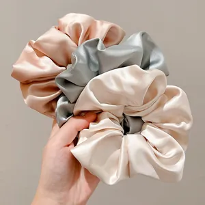 Set de tres coleteros de satén extragrandes en elegantes tonos pastel para el cabello