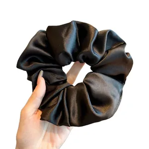 Elegante coletero de satén negro extragrande con un lujoso acabado de brillo sedoso