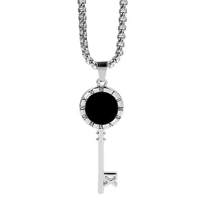 Vue détaillée du collier pendentif clé en acier titane argenté avec chiffres romains