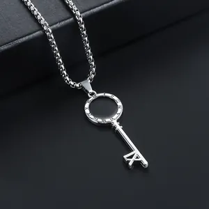 Détail macro du pendentif en forme de clé en acier inoxydable avec des chiffres romains