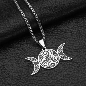 Détail du pendentif Triple Lune en acier inoxydable argenté avec nœuds celtiques