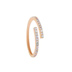 Bague croisée ajustable en or rose sertie de pierres de zircone cubiques étincelantes