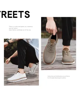 Mocasines casuales de punto transpirable para hombre en blanco y caqui en un muelle