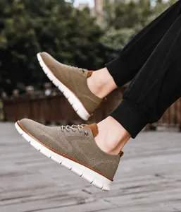 Nahaufnahme der atmungsaktiven Khaki-Mesh-Loafer für Herren getragen im Außenbereich.