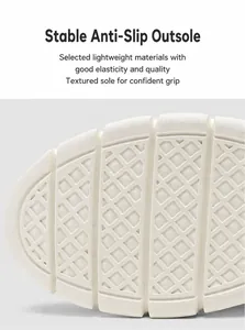 Primer plano de suela blanca ligera con textura 3D antideslizante para mocasines de hombre.