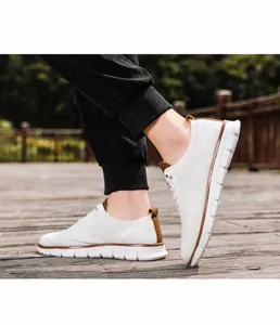 Detalle de mocasines de malla blanca transpirable en una plataforma de madera