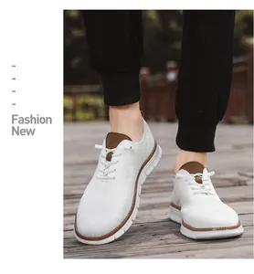 Nahaufnahme von weißen, atmungsaktiven Herren-Loafers aus Mesh auf einem Holzdeck