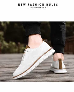 Nahaufnahme weißer, atmungsaktiver Mesh-Loafer mit braunen Akzenten auf Holzdeck.