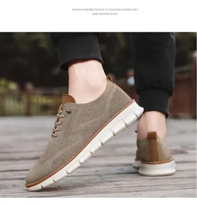 Primer plano de mocasines de malla transpirable para hombre en caqui sobre madera