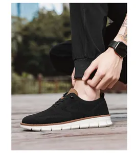 Detalle de mocasines de punto negro transpirable con suela blanca