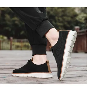 Detaillierte Ansicht atmungsaktiver schwarzer Mesh-Loafer mit flexibler weißer segmentierter Sohle